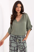 Ensemble femme chemisier et pantalon style décontracté viscose couleur olive imprimé abstrait manches courtes col V coupe ample pantalon taille élastiquée