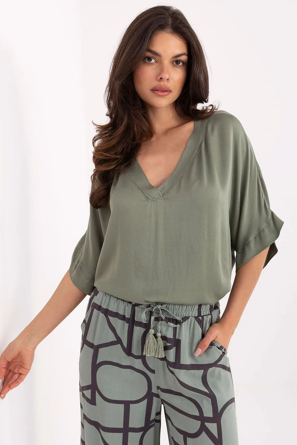 Ensemble femme chemisier et pantalon style décontracté viscose couleur olive imprimé abstrait manches courtes col V coupe ample pantalon taille élastiquée