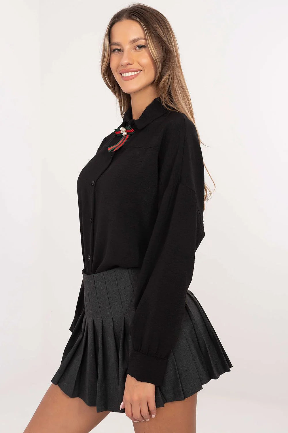 Chemisier noir oversize manches longues nœud multicolore avec jupe plissée grise matière confortable pour femmes