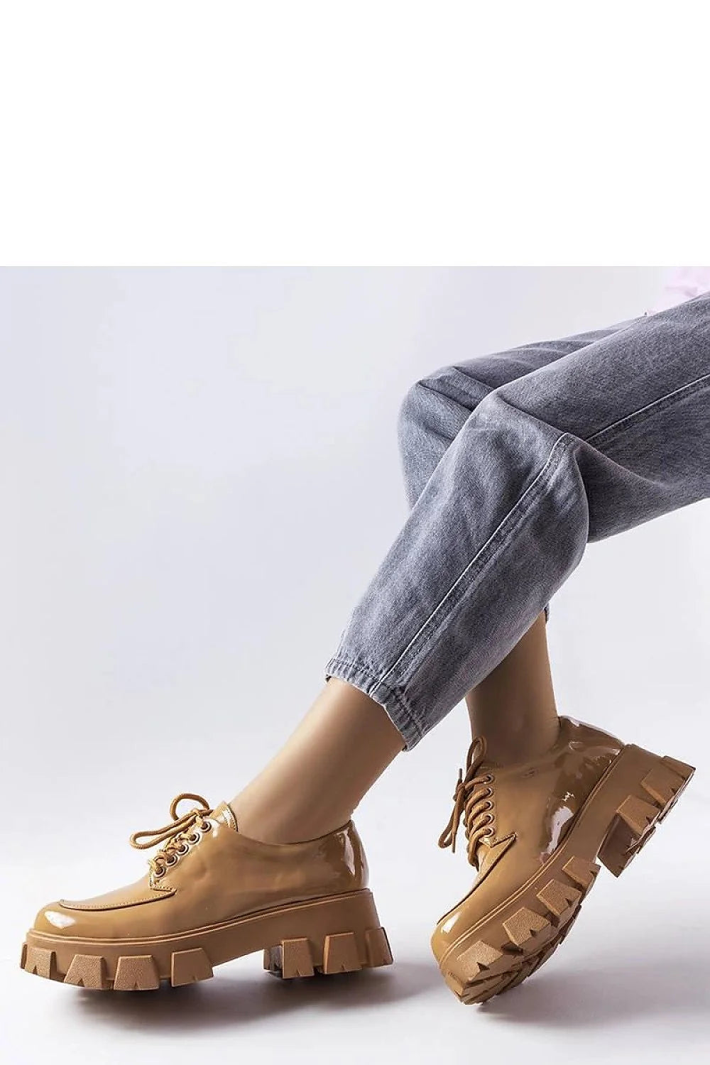 Moccasins pour femme design moderne audacieux cuir verni couleur camel lacing maintien confortable semelle caoutchouc épaissie adhérence stabilité coupe classique bout arrondi finitions soignées style décontracté chic idéal jean tenues habillées
