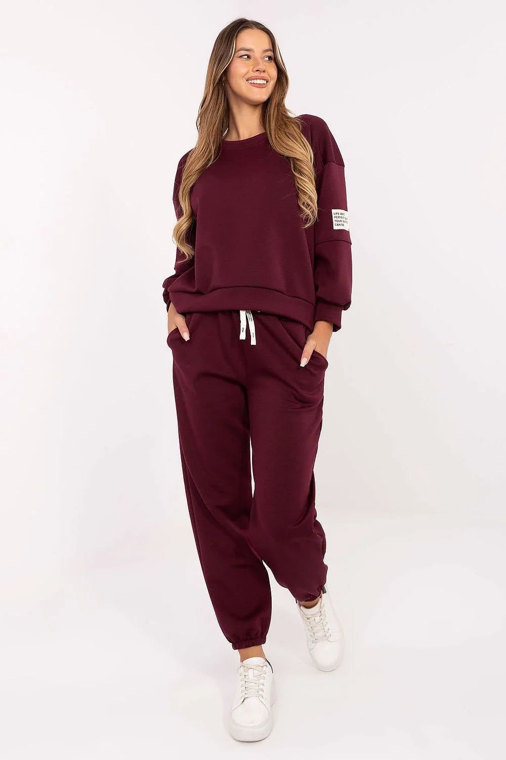 ensemble survêtement matière beurrée toucher soyeux douceur sweat manches longues col rond pantalon taille haute poches latérales poignets sportif moderne