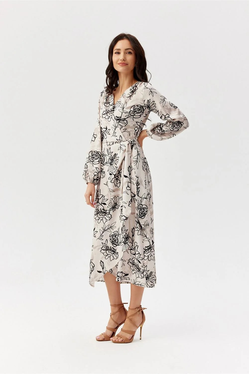 robe portefeuille midi femme manches longues ballon col plongeant imprimé floral noir croquis fond beige ceinture nouée taille