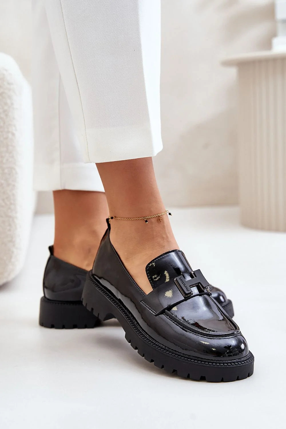 Mocassins femmes élégants cuir verni noir talon plat semelle caoutchouc design moderne finitions luxueuses