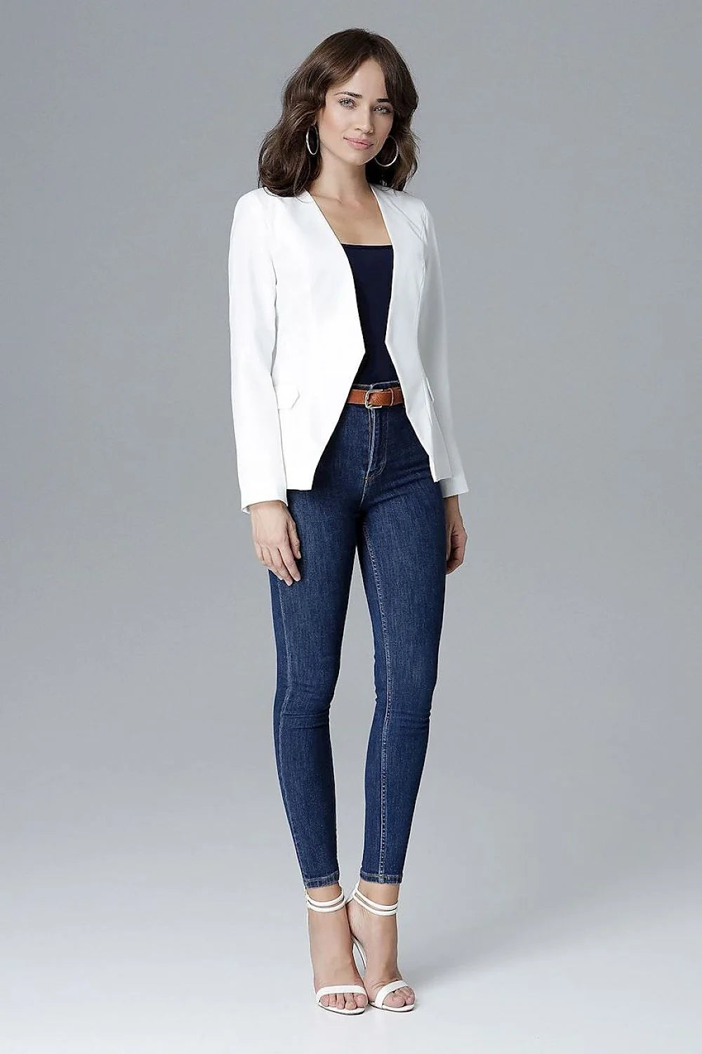 Blazer femme noir chic ajusté en tissu élégant pour un style moderne et décontracté