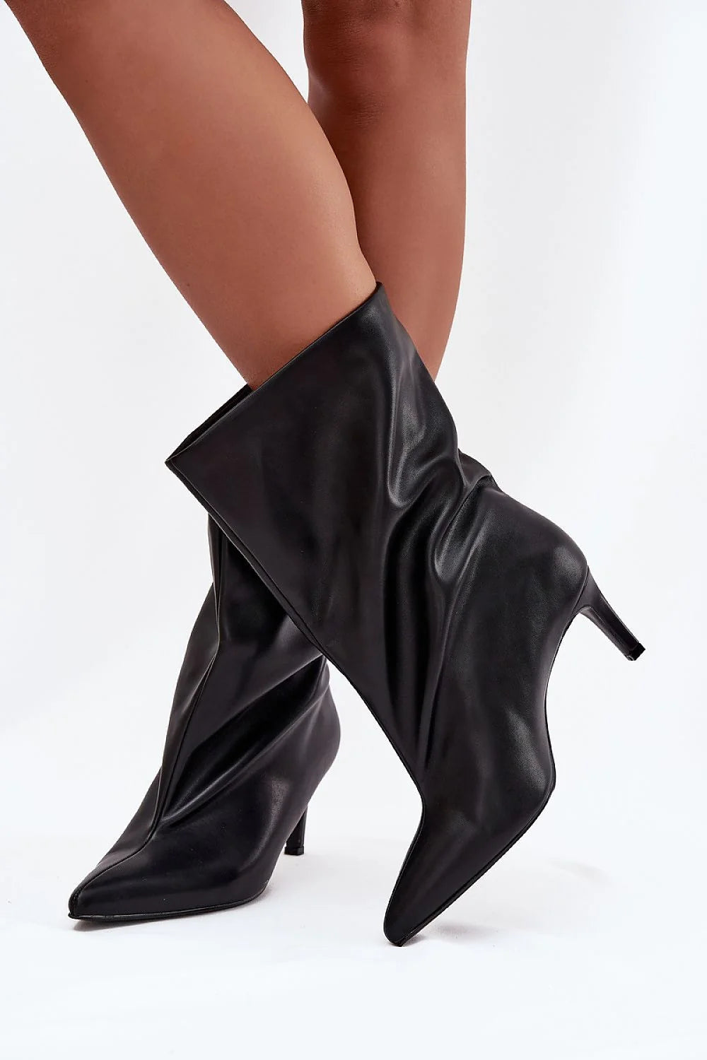 bottines mi mollet talon fin bout pointu silhouette effilée tige souple plissée drapée cuir synthétique noir mat élégant féminin