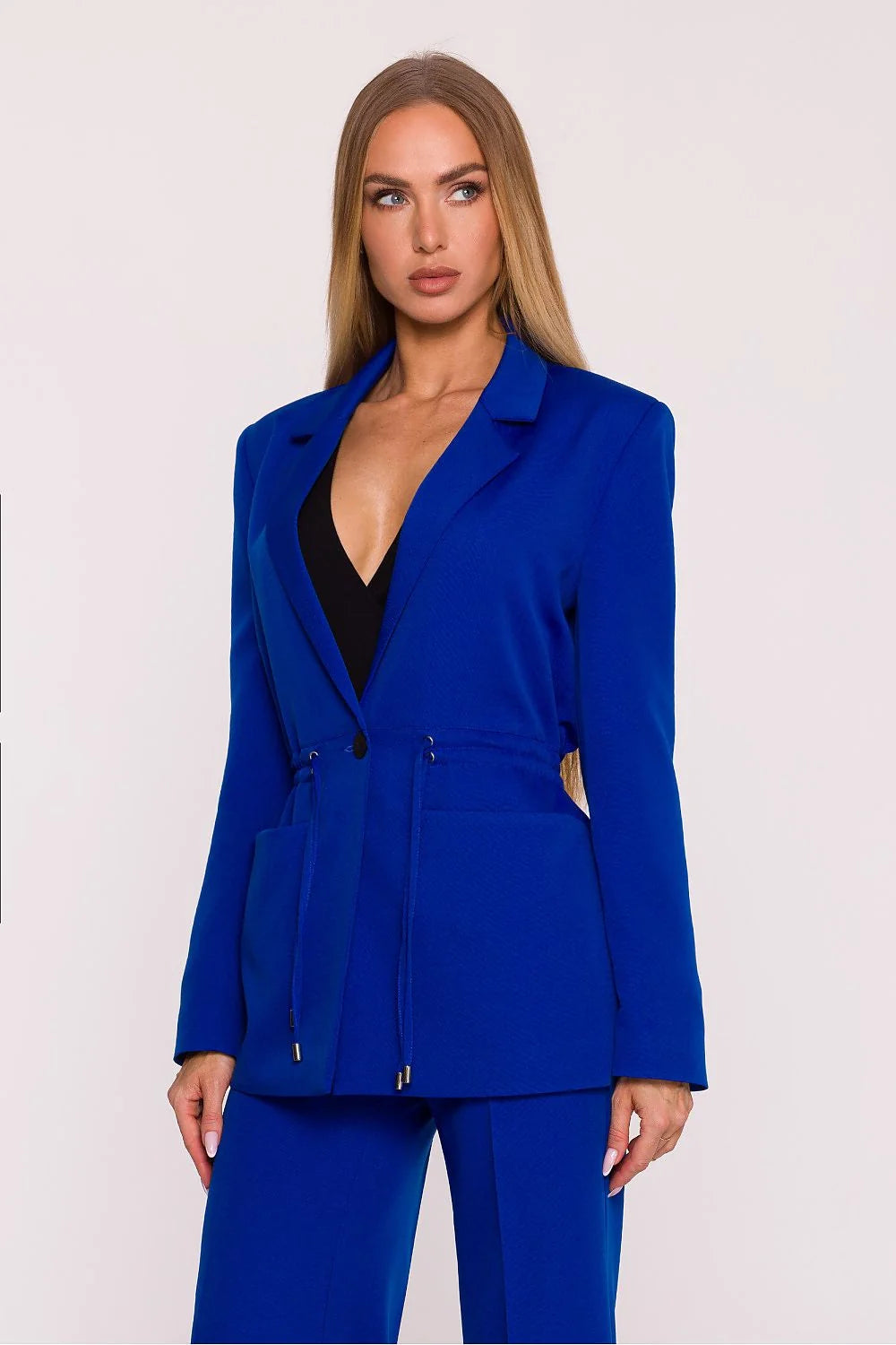 blazer femme tailleur long bleu roi intense oversize ample crêpe texturé col cranté bouton cordon serrage embouts métalliques