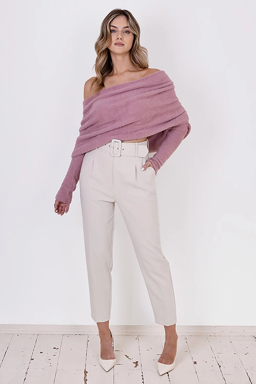 Haut élégant pour femmes en polyamide 100 %, manches longues, encolure profonde, texture douce, style moderne, look sophistiqué, automne/hiver, mode féminine