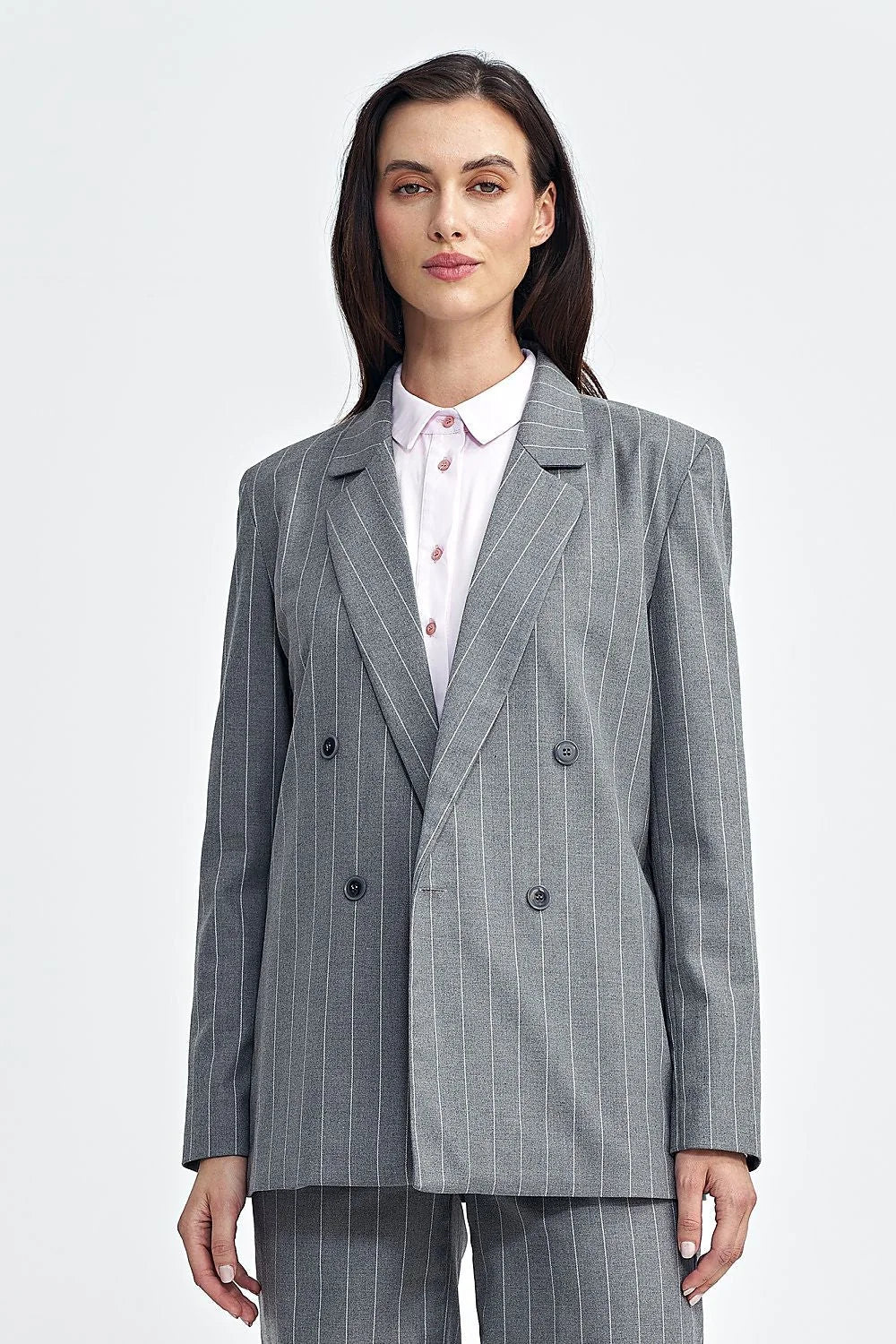 Veste blazer oversize pour femme en tissu rayé gris et blanc, style classique, coupe ajustée, double boutonnage, épaules structurées, manches longues, occasion professionnelle