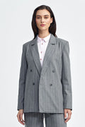 Veste blazer oversize pour femme en tissu rayé gris et blanc, style classique, coupe ajustée, double boutonnage, épaules structurées, manches longues, occasion professionnelle