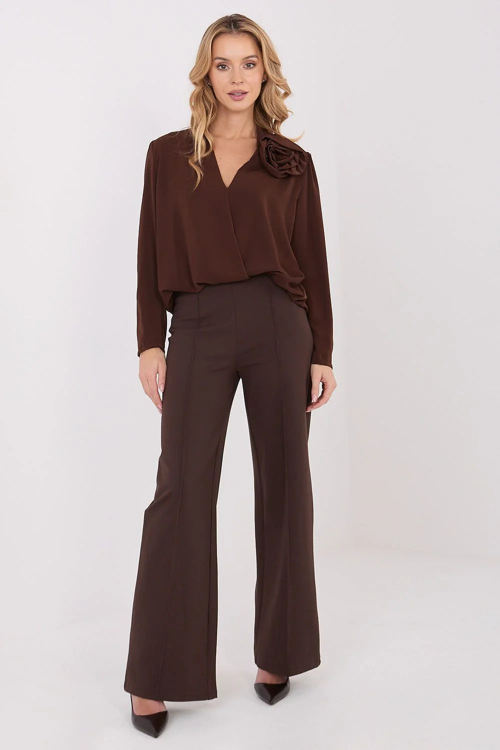 chemisier satin fluide chocolat col V manches longues bas élastique applique fleur grand ornement polyester viscose elasthanne élégant ample polyvalent