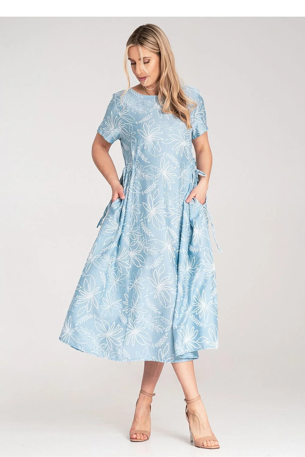 Robe de jour Figl motif floral manches courtes taille ajustable robe mi-longue évasée couleurs bleu clair blanc poches latérales