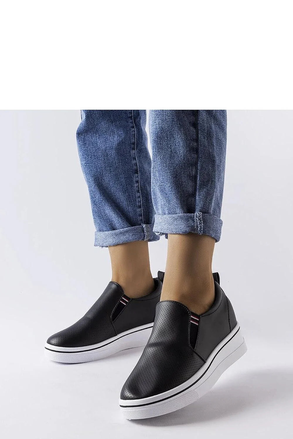 Chaussures femmes design moderne épuré slip-on casual élégant noir blanc semelle compensée caoutchouc confortable