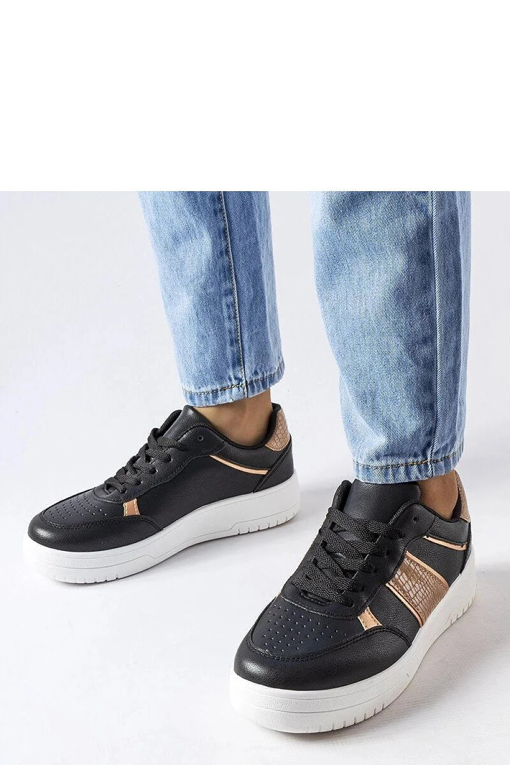 Baskets pour femmes design moderne tendance cuir synthétique noir inserts cuivrés perforations semelle caoutchouc blanche confort style urbain quotidien semi-formel