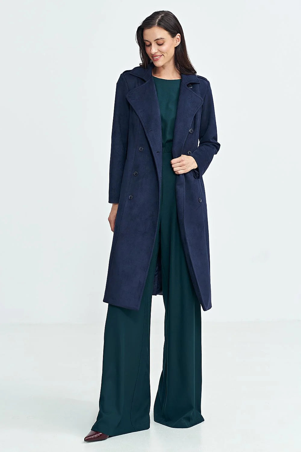 manteau trench femme bleu marine coupe ajustée ceinture nouée épaulettes structurées double boutonnage longueur mollets suédine doublure isolante poches latérales