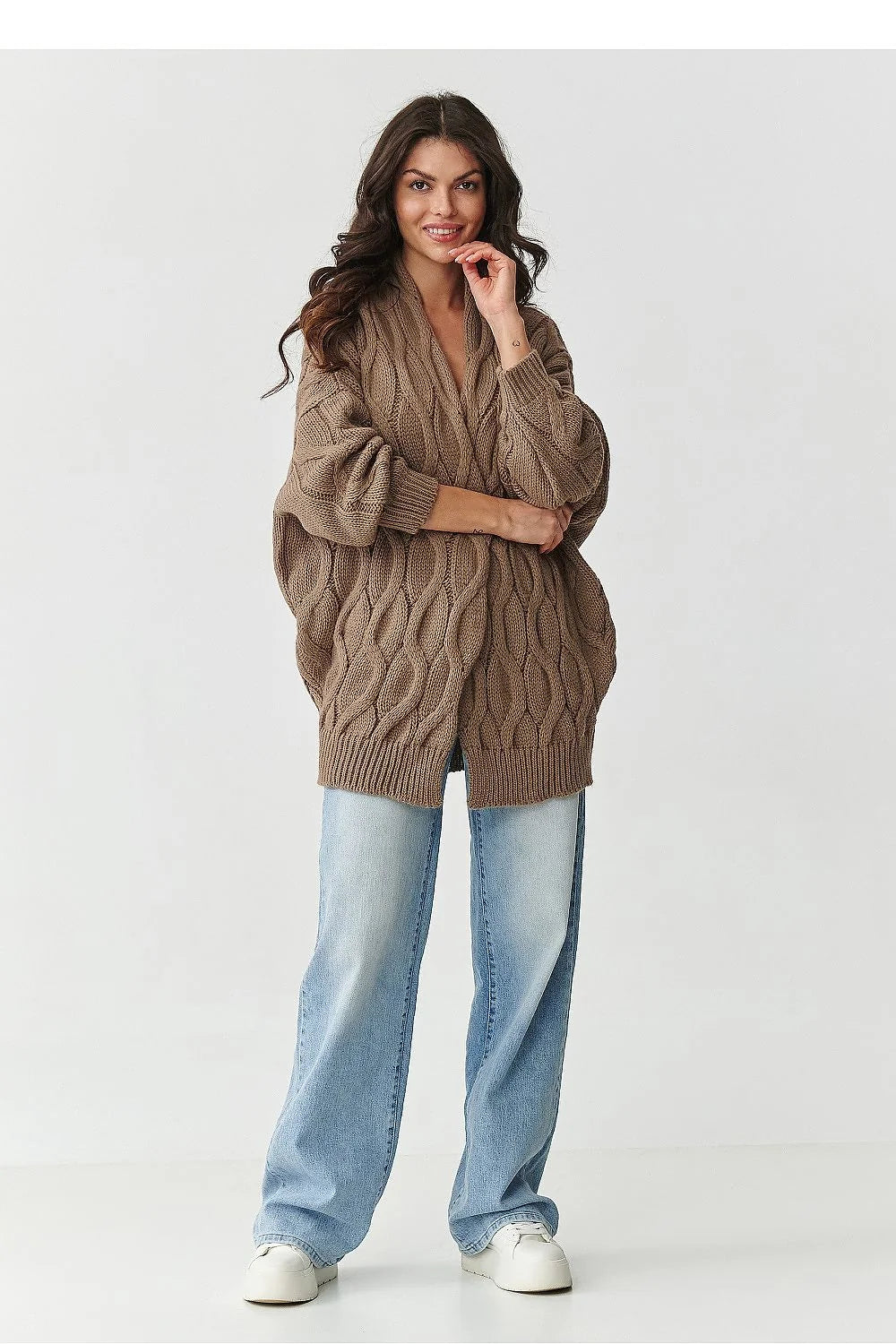 cardigan oversize long maille torsadée épaisse cocooning chaud confortable col châle ouvert manches bouffantes poignets côtelés taupe