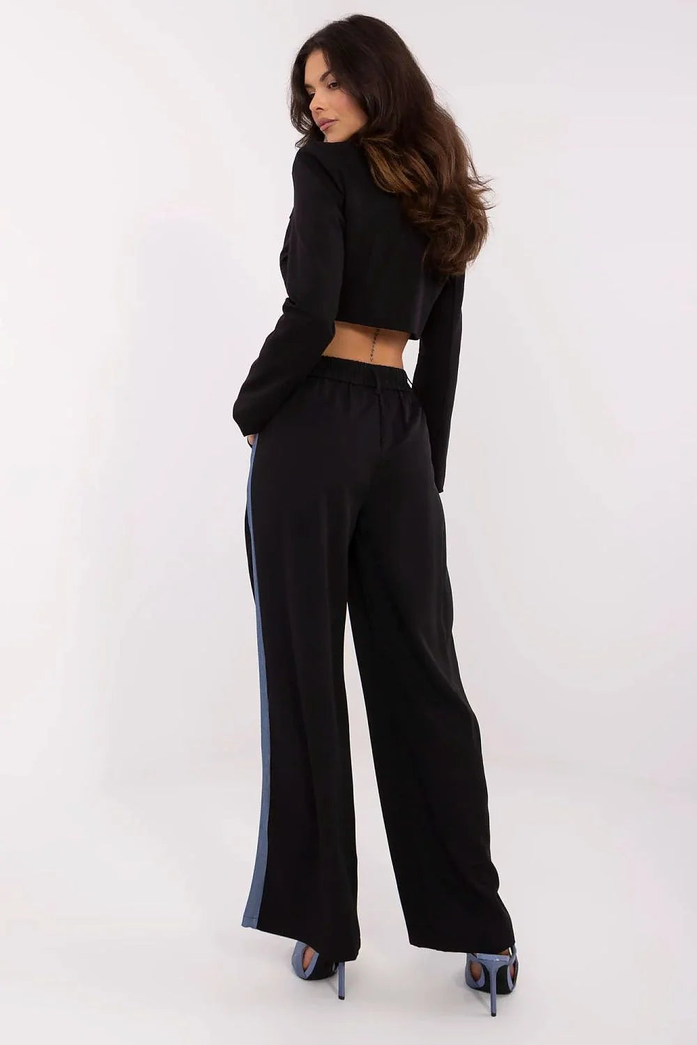 ensemble élégant femme blazer court cintré revers crantés manches épaules structurées pantalon large taille haute noir bandes bleu clair chic