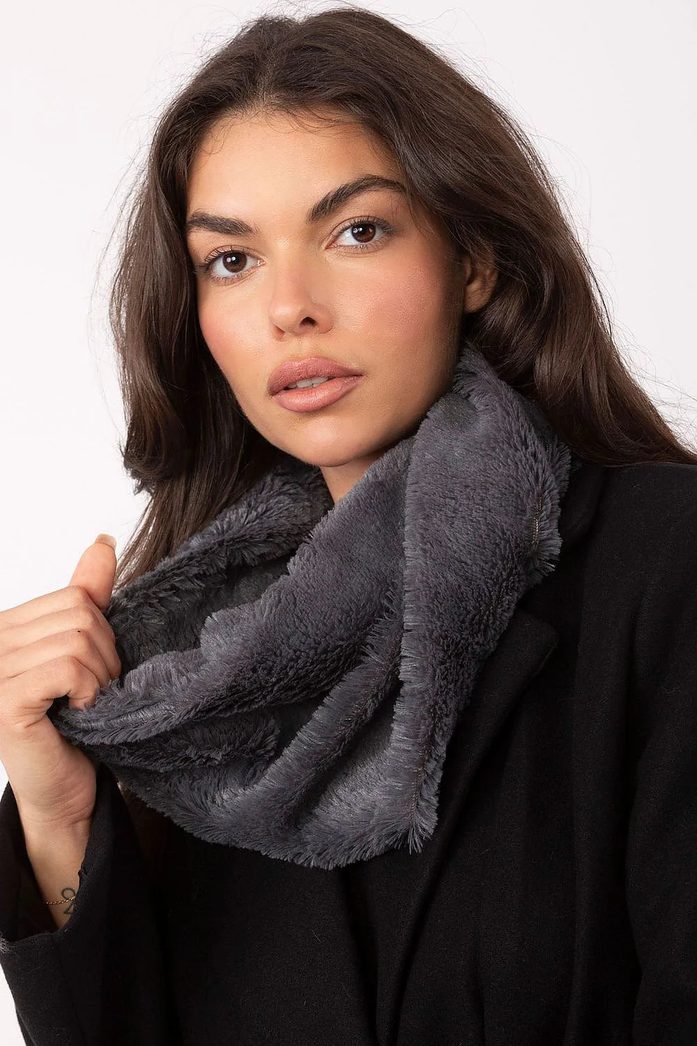snood col circulaire fausse fourrure gris anthracite pelucheuse volumineuse ultradouce chaude moelleuse élégante pratique chic hivernal femme