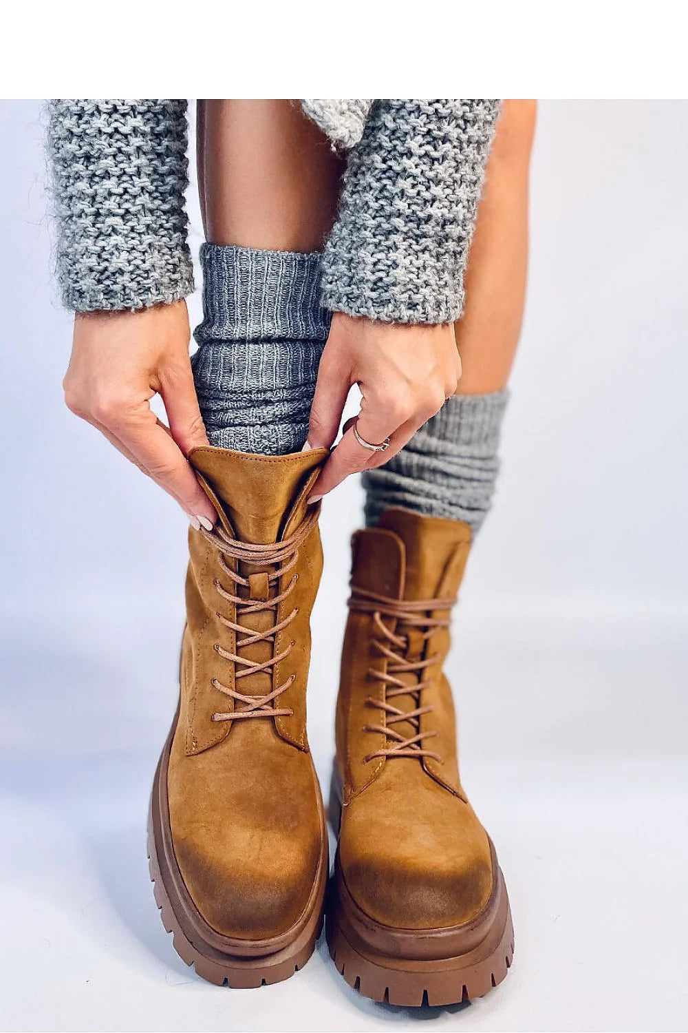 Bottes Inello femmes design robuste moderne hiver casual cuir suédé brun camel lacets zippé confort talon 4cm semelle 2cm