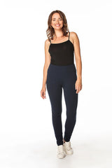 Tenue deux pièces féminine débardeur legging coton polyester ajusté couleur noire bleu marine sneakers blanches