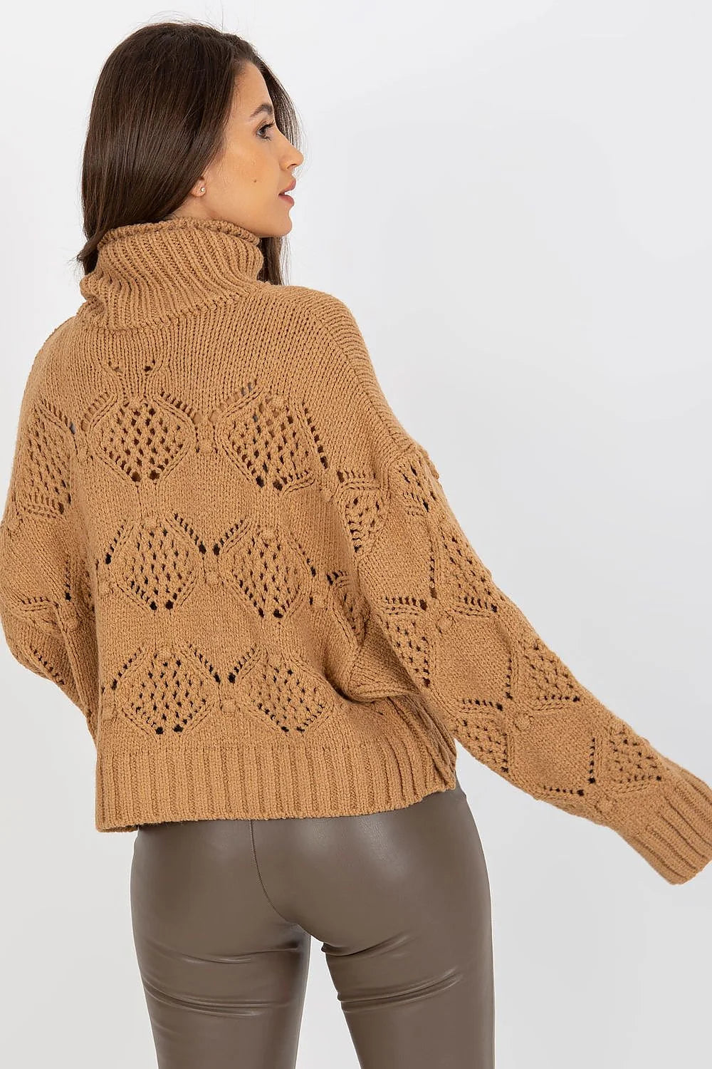 Tenue femme col roulé pull ajouré pantalon pinces bottes hautes style décontracté-chic