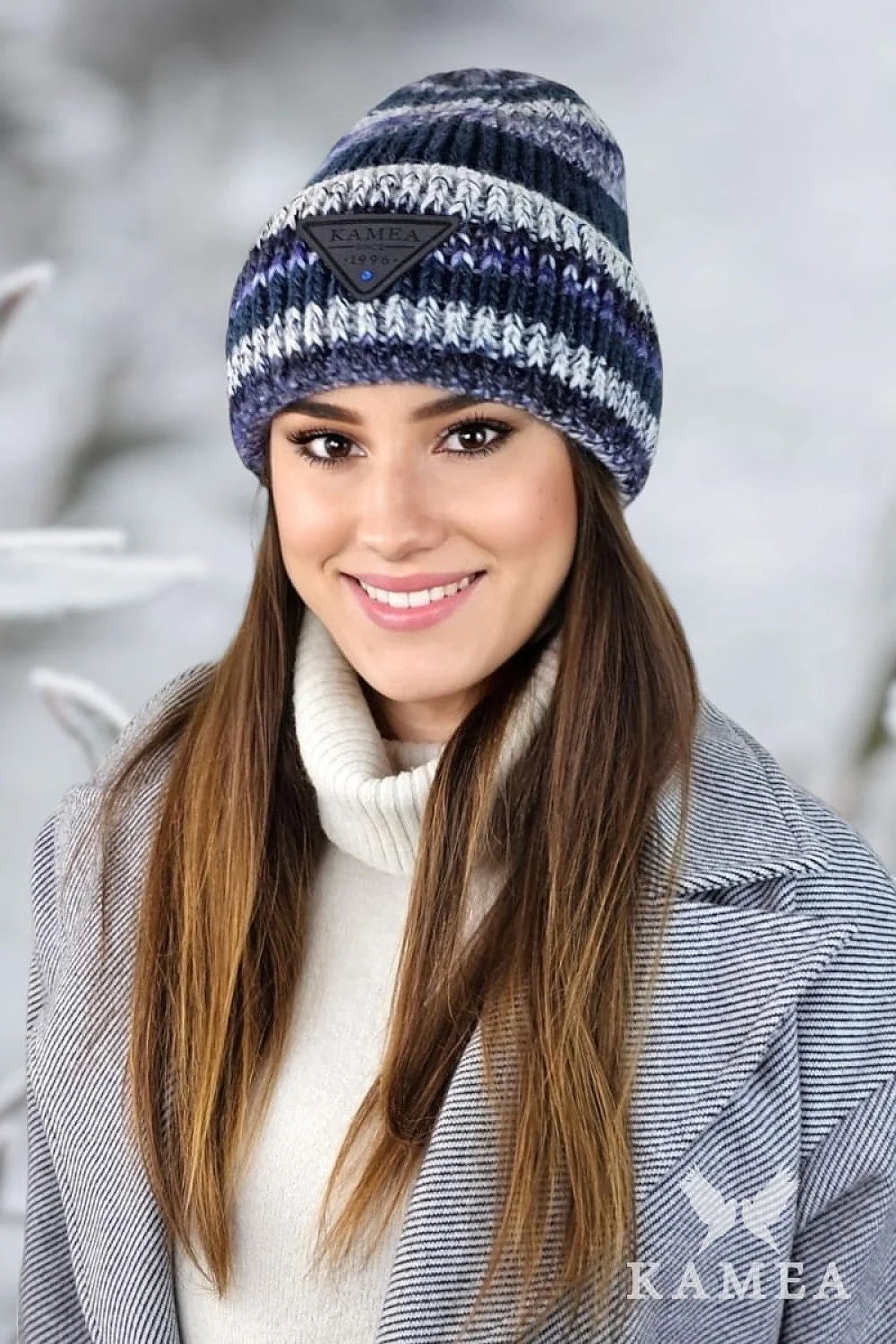 Bonnet d'hiver pour femmes en laine d'alpaga rayé avec logo en cuir, écharpe assortie et veste en jeans bleu clair, style casual hivernal tendance