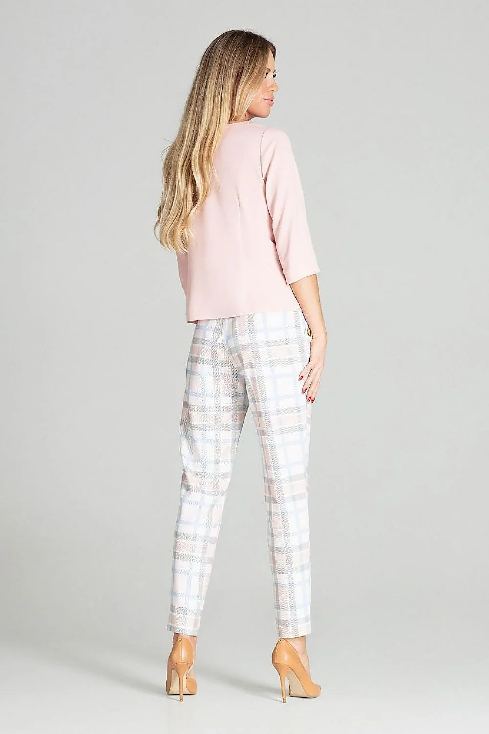 Ensemble chic chemisier coton manches trois-quarts boutons dorés pantalon beige taille haute moderne élégant