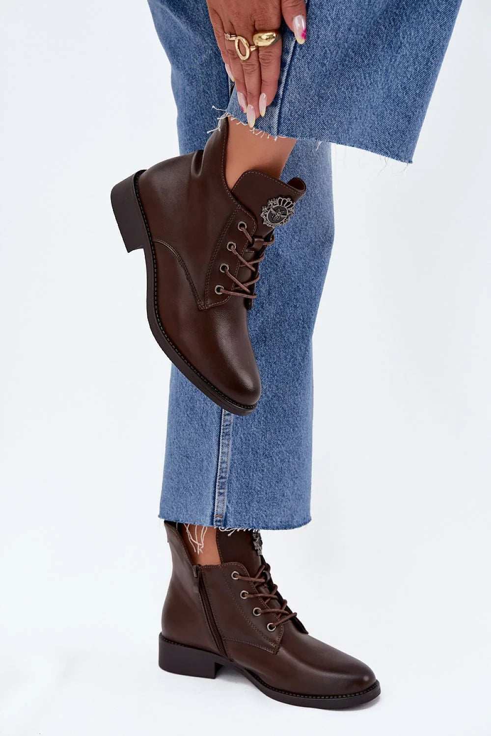bottines femme marron simili cuir lacets zip doublure fourrure talon bas bout rond semelle antidérapante œillets argentés médaillon métal confort