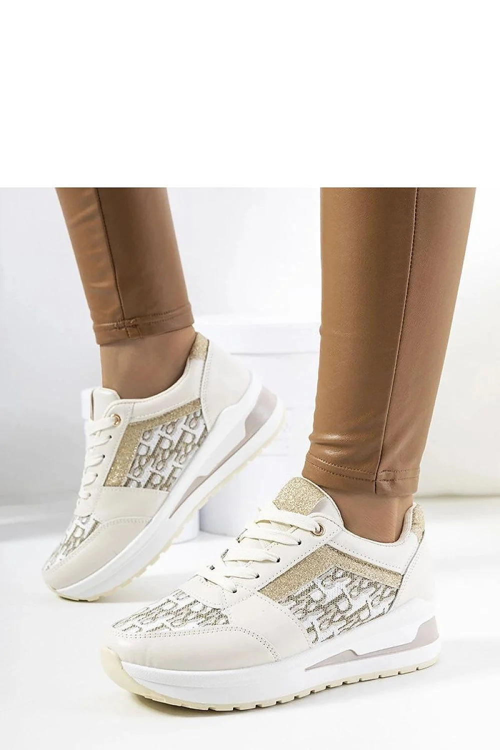 Baskets élégantes pour femmes, design moderne, cuir synthétique beige, paillettes dorées, lacets blancs, semelle caoutchouc, confort tout jours