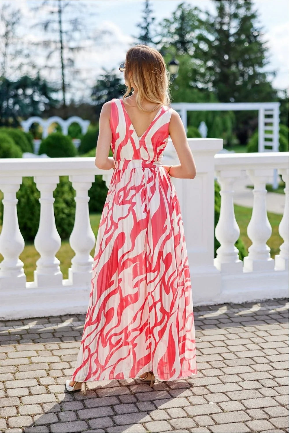 Robe longue bohème chic imprimé abstrait rose et blanc tissu mousseline décolleté V dos nu ceinture intégrée occasion estivale femme