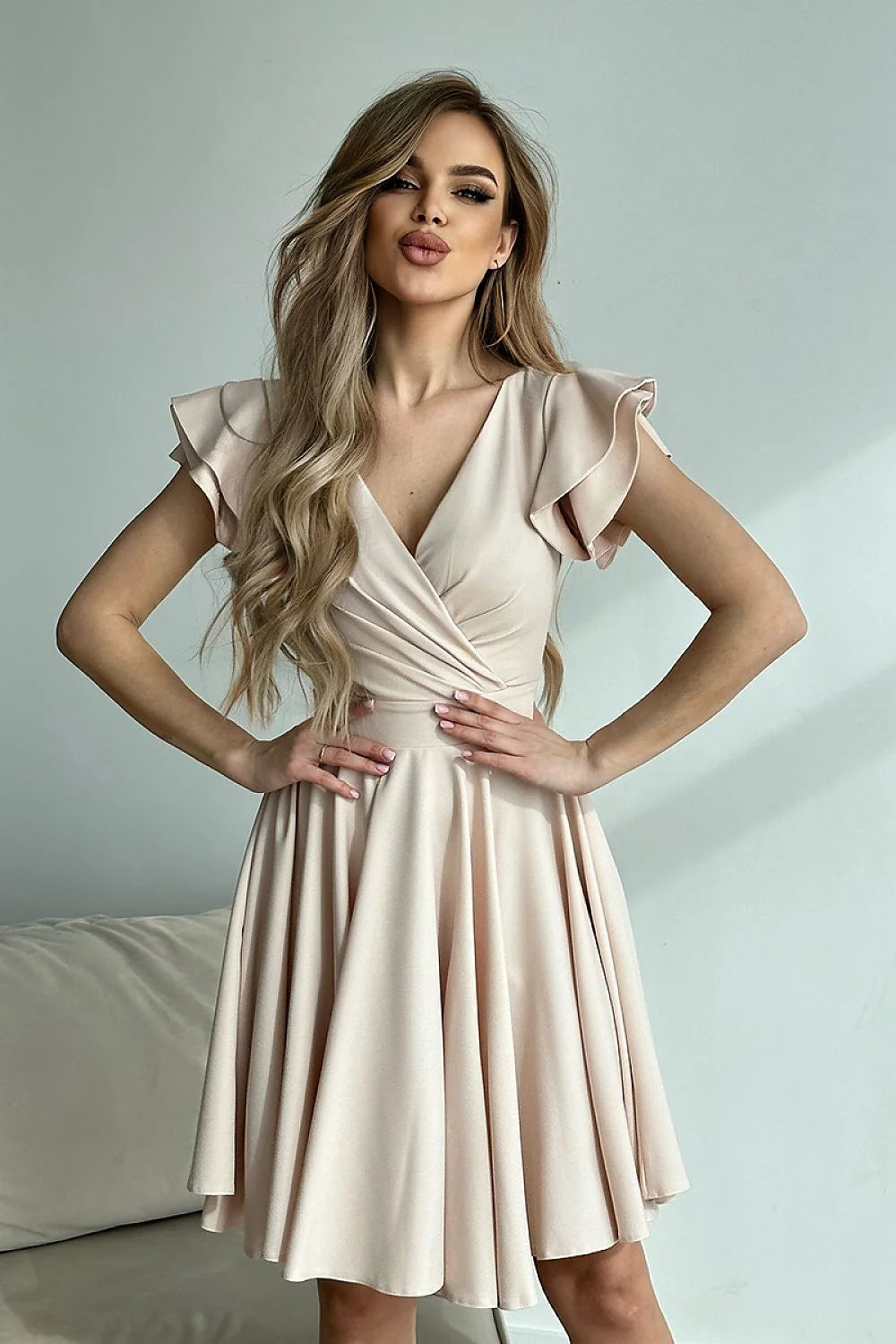 Robe cocktail féminine élégante en soie satinée couleur rose pâle V-neck manches volantées taille ajustable femme
