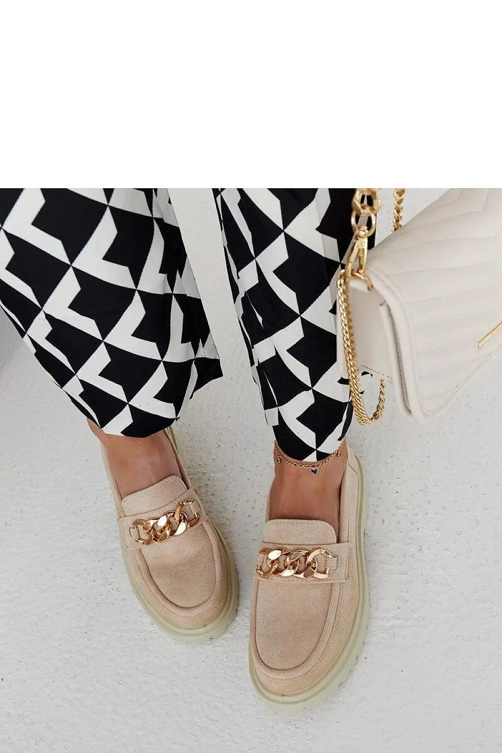 Mocassins en daim beige Elenor chaîne dorée élégance confort été femmes style moderne occasions chic