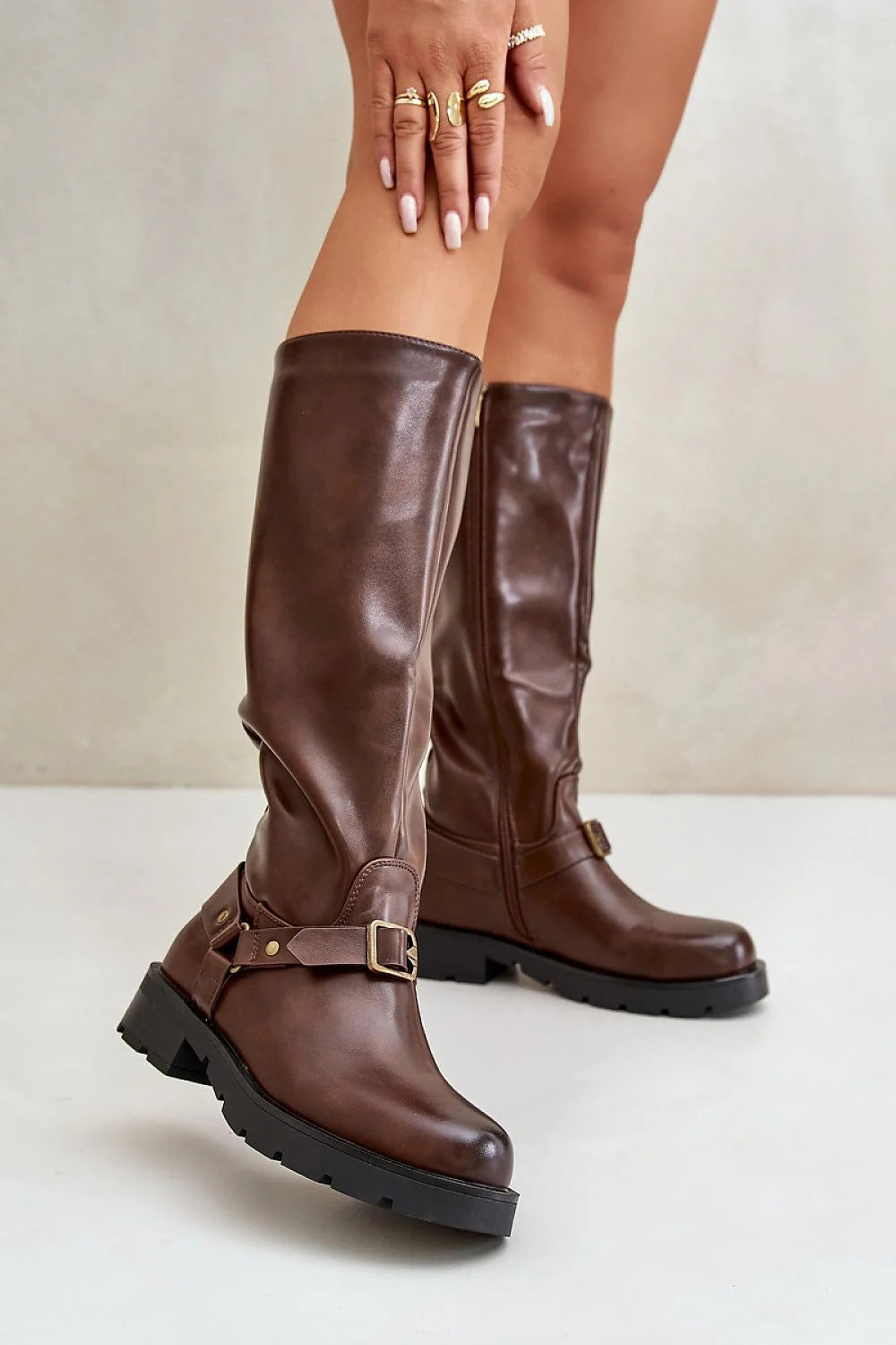 Bottes cuissardes élégantes pour femme en cuir brun vrai fermure éclair sangles boucle talon plat高4cm taille 36-37