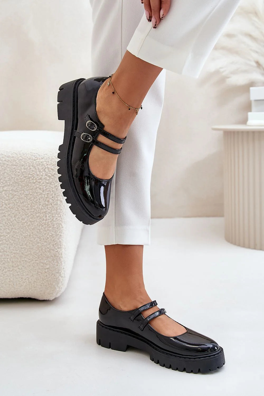 Chaussures basses Mary Jane style élégant cuir verni noir talon plat semelle crantée sangles ajustables femmes