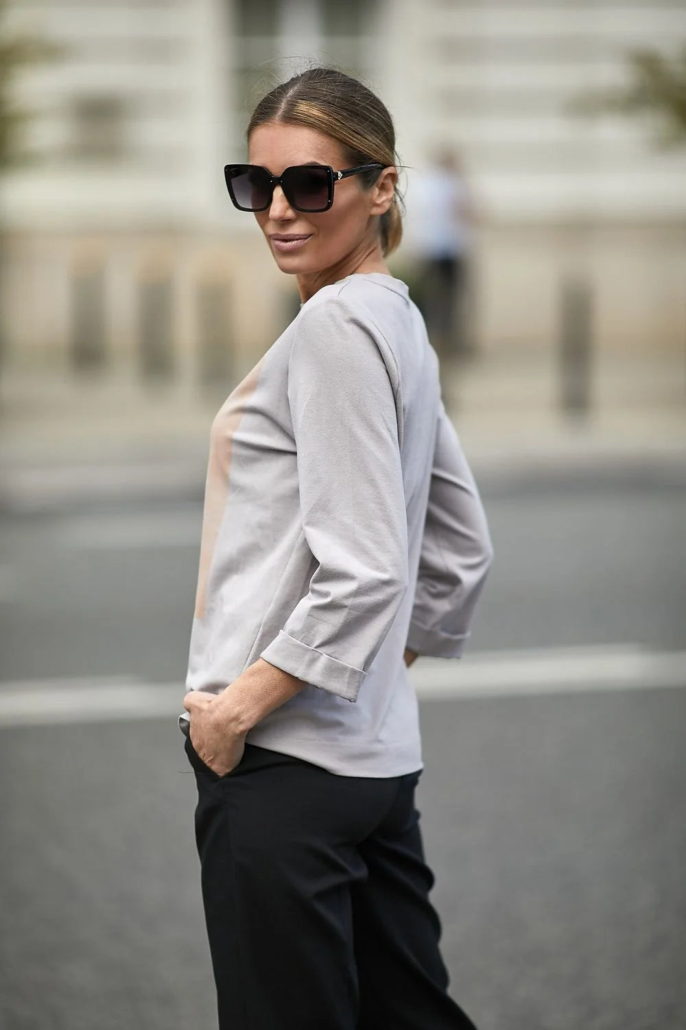 Chemisier en coton gris clair, style artistique, coupe ample, manches trois-quarts, mode féminine élégante