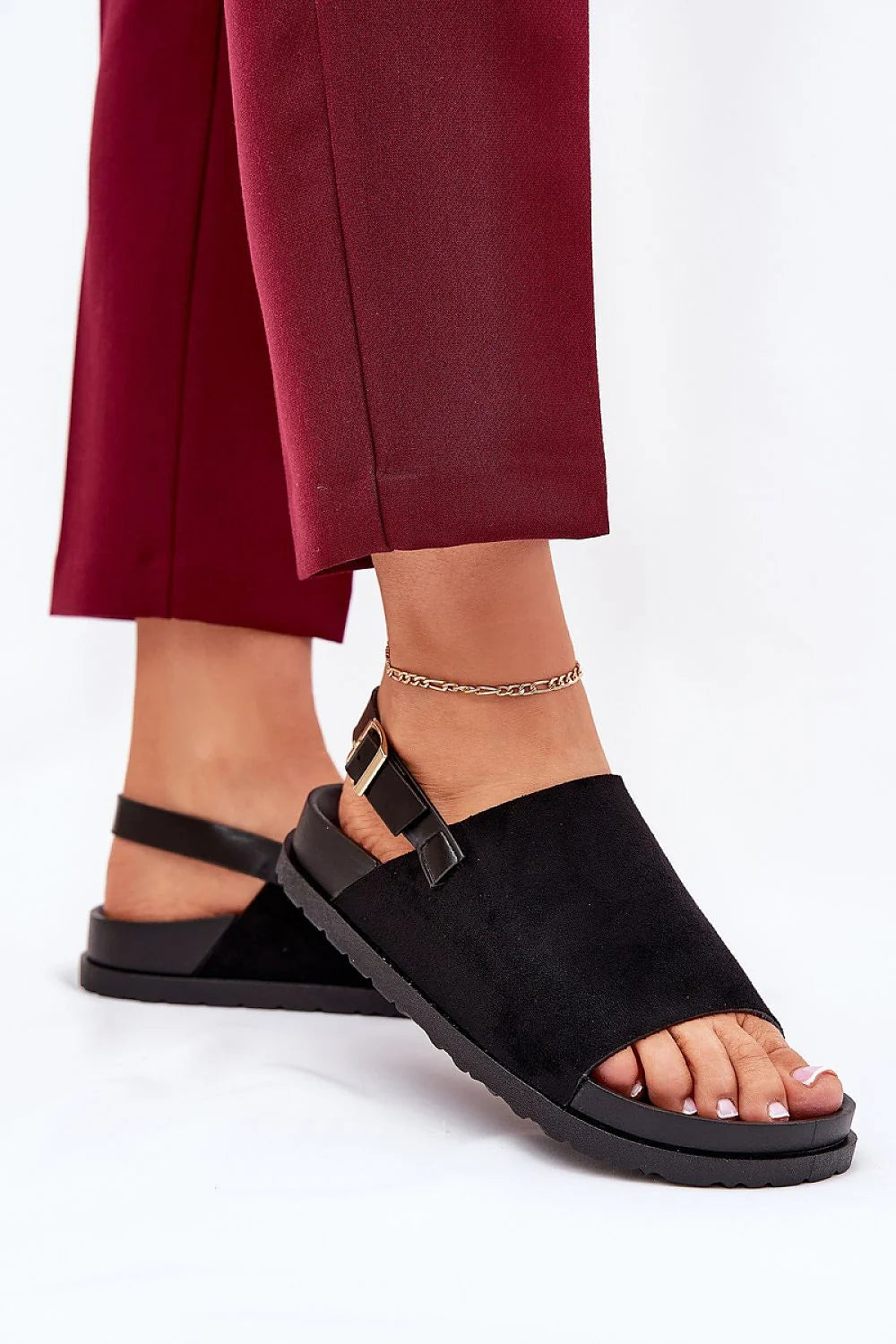 sandales élégantes mode moderne daim noir suédine bride réglable arrière boucle métallique plateforme délicate semelle crantée rembourrée confort chic estivale