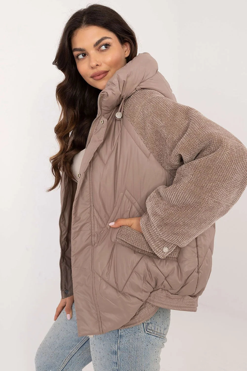 Veste décontractée pour femme en polyester et laine taupe, capuche ajustée, manches bouffantes, coupe ample, veste automne-hiver tendance, style urbain, confort maximum, mode féminine élégante