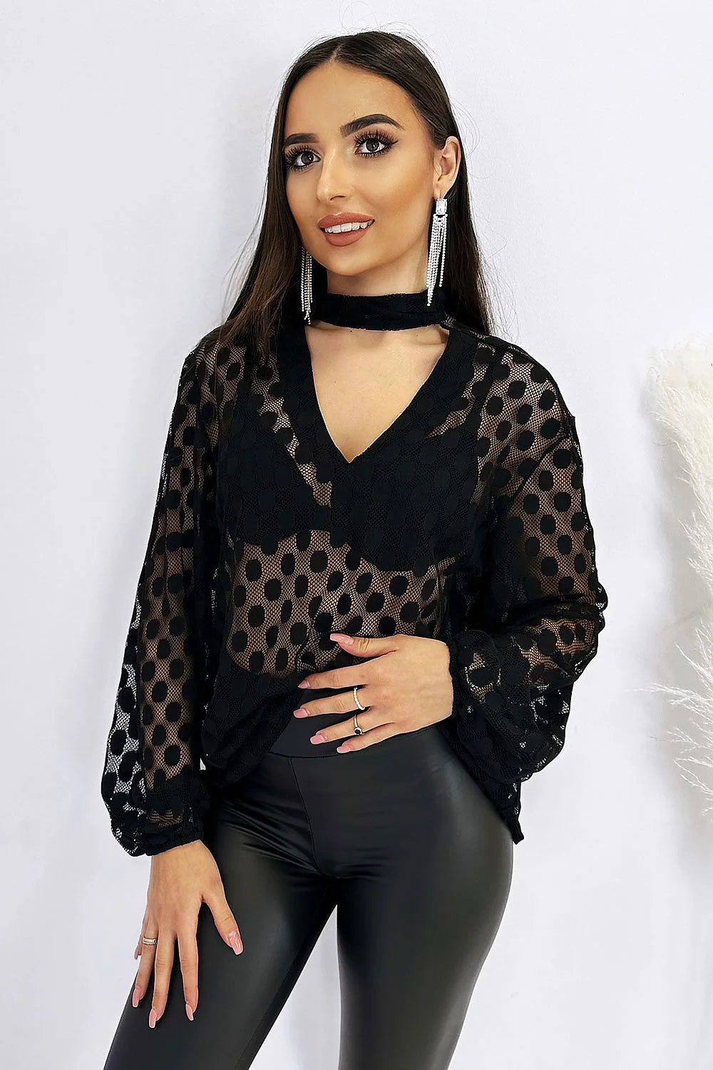 blouse femme dentelle noire transparente pois mesh soirée chic décolleté accentué choker amovible manches bouffantes poignets élastiques coupe fluide