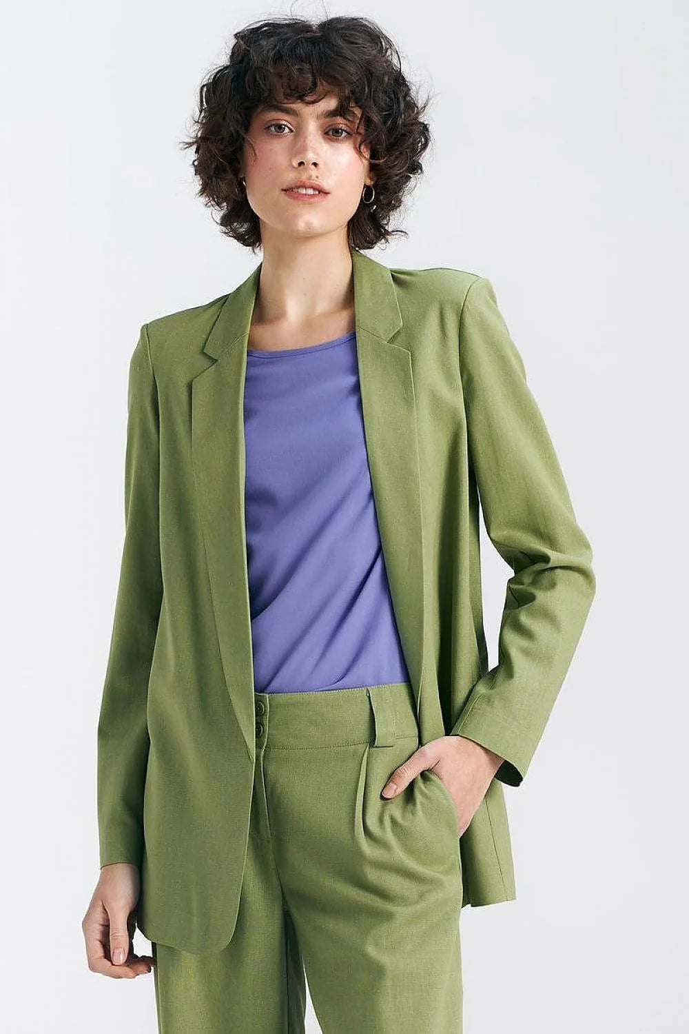 Ensemble tailleur femme veste pantalon vert olive haut lavande coupe ajustée col cranté polyester viscose