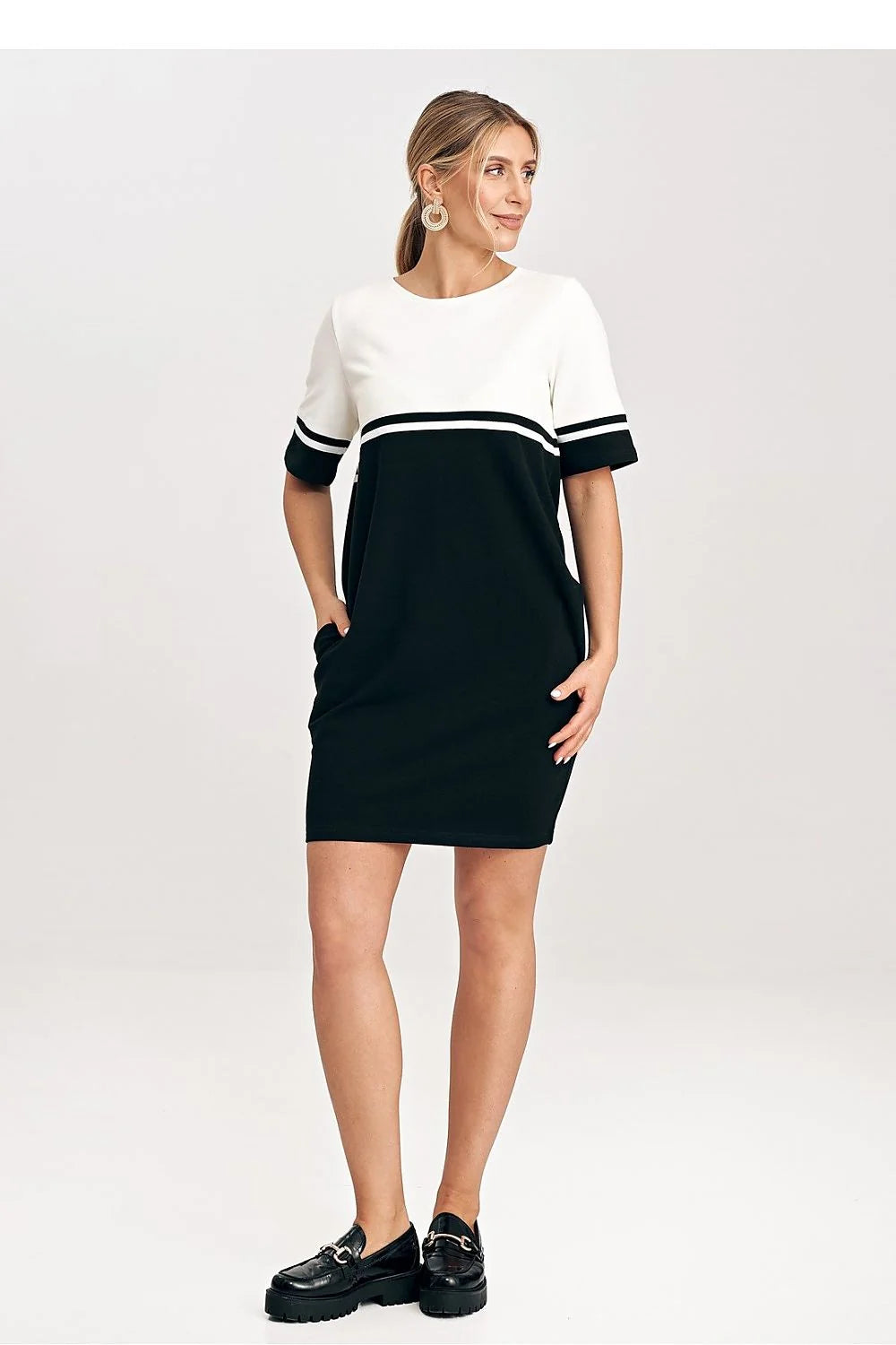 Robe de jour bicolore élégante femme coton manches courtes poches latérales taille ajustable style moderne occasion casual semi-formelle
