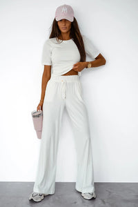Ensemble femme décontracté blanc cassé t-shirt manches courtes pantalon taille haute large accessoires sportifs
