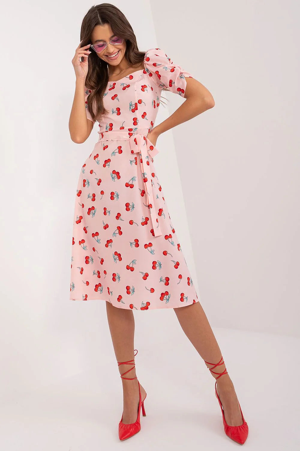Robe d'été féminine imprimée cerises rouges rose pâle coupe évasée manches courtes ceinture assortie femme