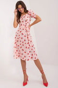 Robe d'été féminine imprimée cerises rouges rose pâle coupe évasée manches courtes ceinture assortie femme
