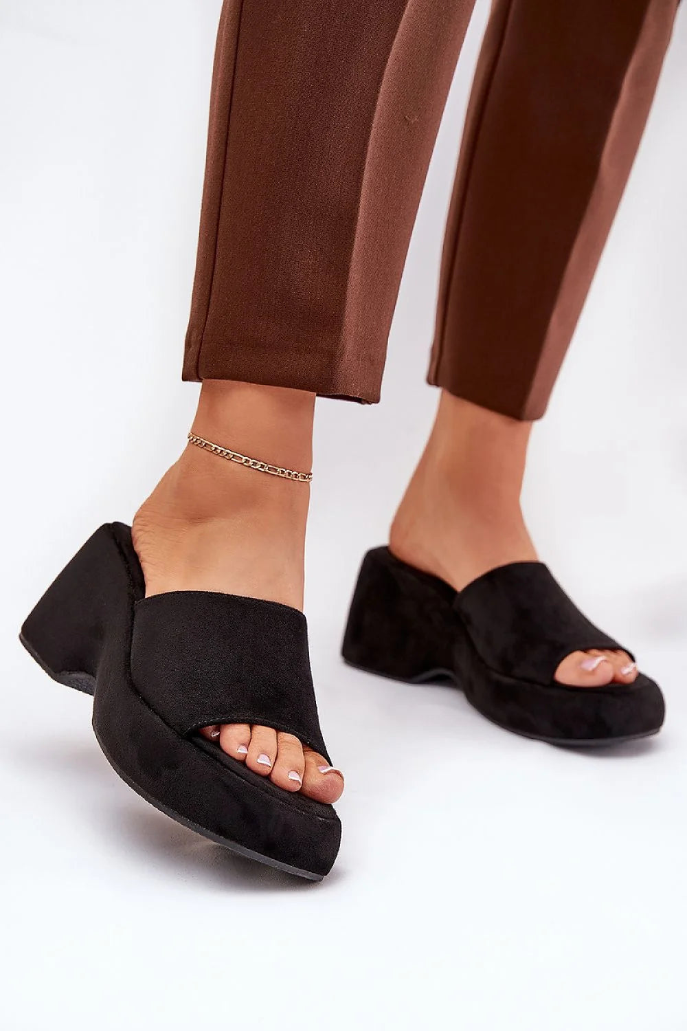 Mules femmes design moderne minimaliste talon compensé 8.5 cm cuir suédé écologique noire semelle épaisse ouverteorteils