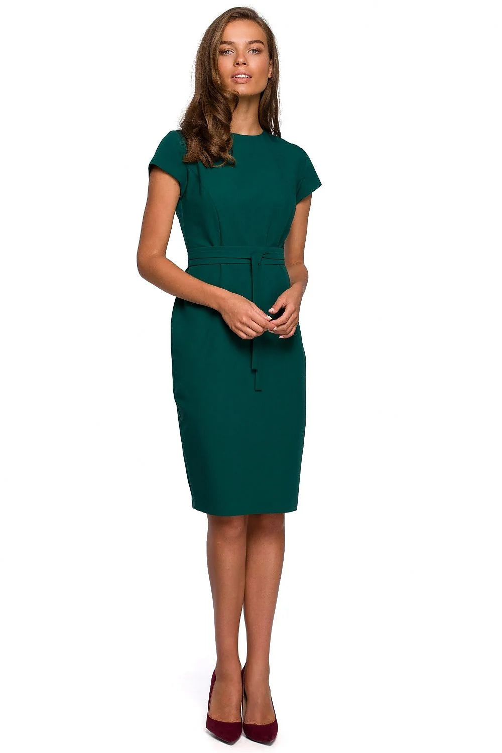 Robe élégante satinée rouge vif coupe ajustée manches courtes ceinture style chic professionnel