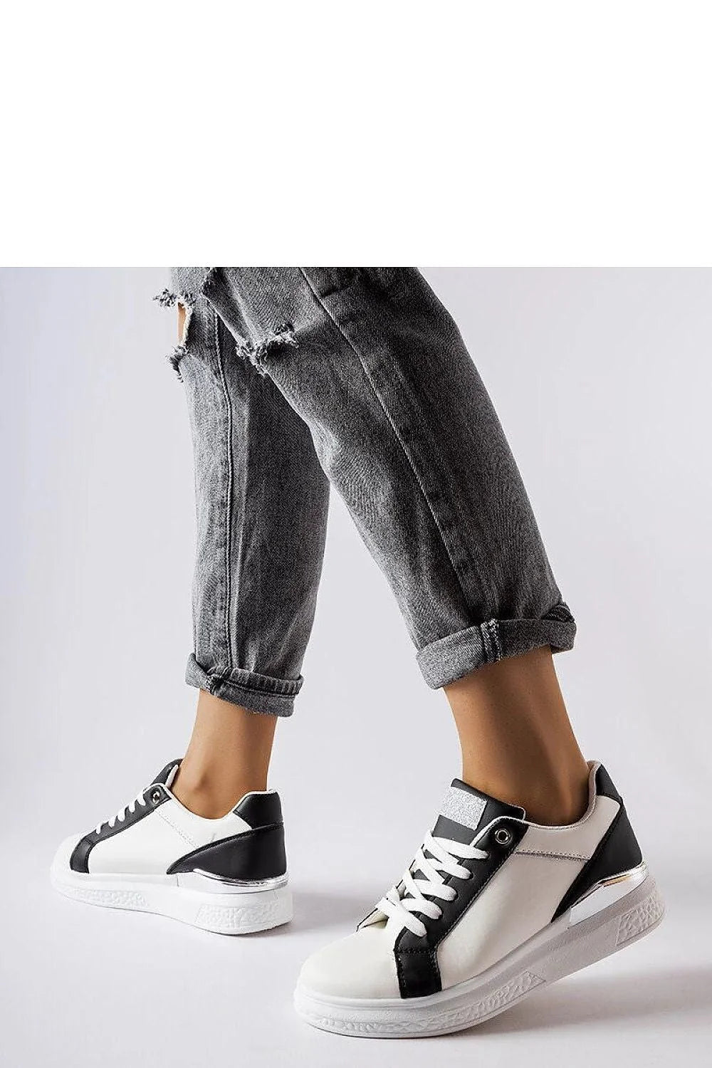 Baskets pour femmes design moderne épuré cuir synthétique blanc contrastant noir semelle caoutchouc confortable urban style