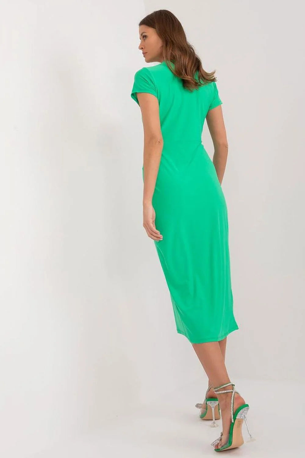 Robe de jour élégante couleur verte vif en tissu synthétique manches courtes décolleté V profond fente frontale noeud central longueur midi femme