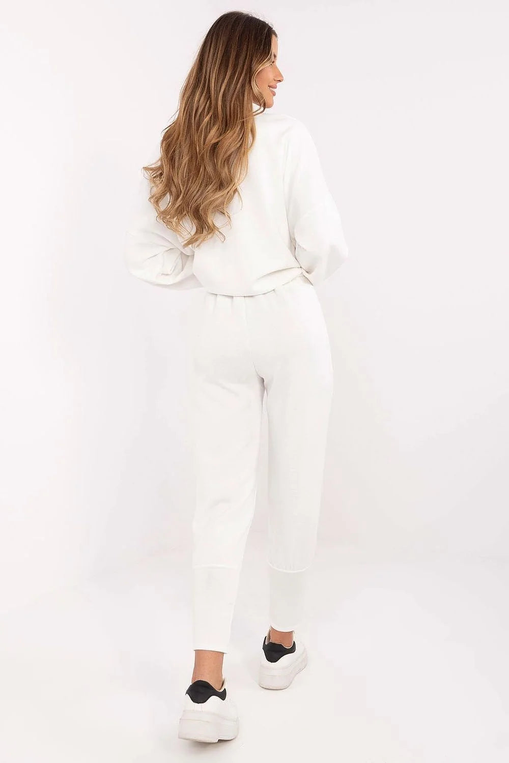 Ensemble survêtement femme style casual ample motif cœur gris tissu doux couleur blanc pantalon joggers sweatshirt manches longues