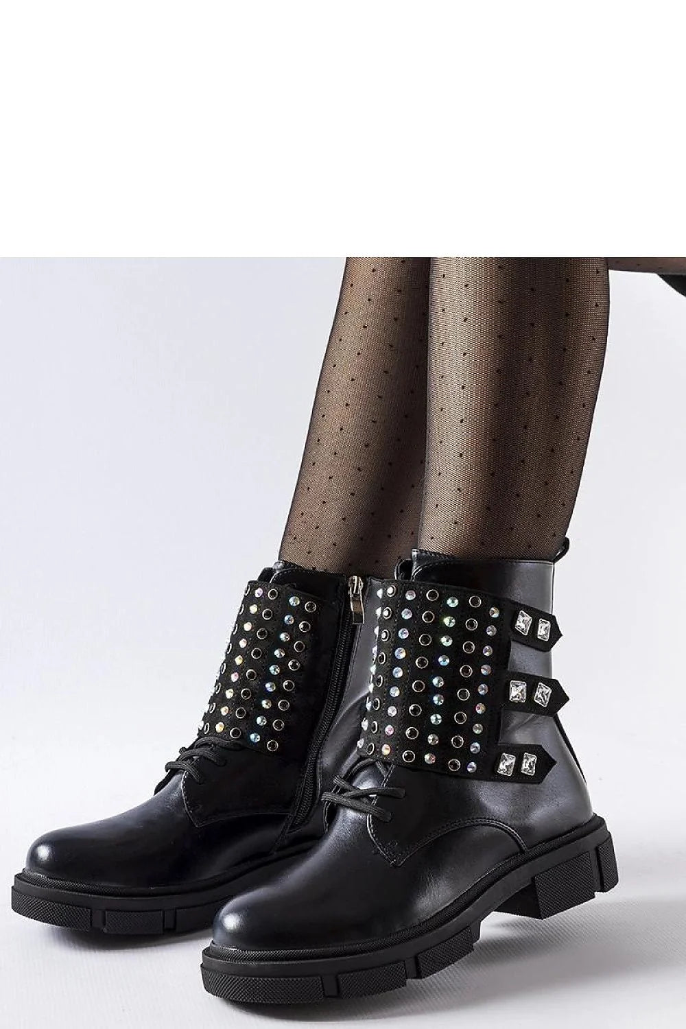 Bottes femme design audacieux moderne clous argentés cuir noir fermeture zip talon plat occasion urbaine tendance style punk-chic