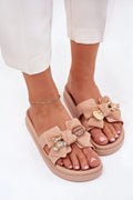 sandales femme mules clacquettes rose poudré élastomère souple bride large nœud texturé métal doré médaille ourson semelle plateforme