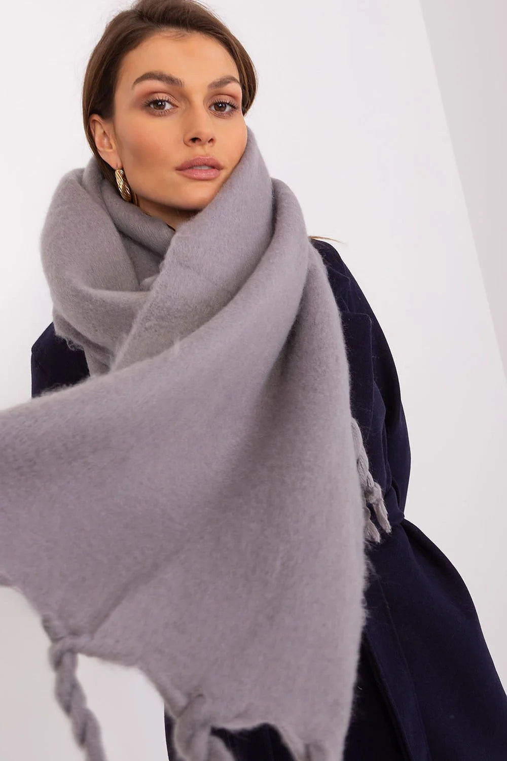 Écharpe volumineuse en mohair grise claire franges torsadées longueur généreuse pour automne hiver femmes